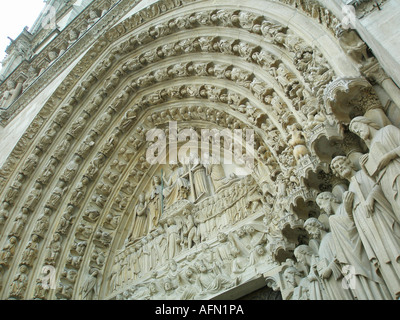 Détail de portail de jugement dernier sur la façade ouest de la cathédrale Notre Dame Paris France Banque D'Images