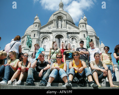 Groupe d'étudiants adolescents assis sur les marches du Sacré Cœur, Montmartre Paris France Banque D'Images