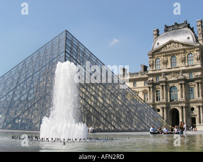 Vue sur la Pyramide du Louvre avec aile Richelieu Paris France Banque D'Images