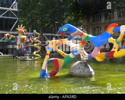 Fontaine de Tinguely colorés à la place Igor Stravinsky Paris France Banque D'Images