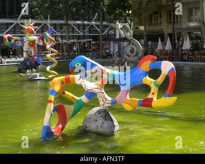 Fontaine de Tinguely colorés à la place Igor Stravinsky Paris France Banque D'Images