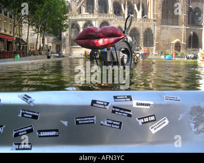 Autocollants de protestation sur le côté de la fontaine Tinguely Place Stravinsky Paris contre Nicolas Sarkozy aka Sarko Président maintenant Banque D'Images