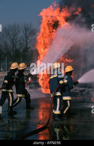 Le feu et les pompiers Banque D'Images