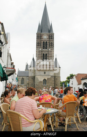 Wijngaard square avec église gothique et les touristes ayant un verre au bord de la terrasse du cafe Thorn Limbourg Pays-Bas Banque D'Images