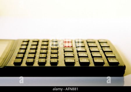 Clavier d'une calculatrice scientifique noir fin avec copie espace sur fond blanc Still Life Banque D'Images