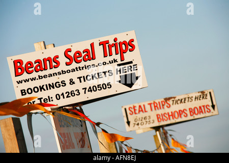 La publicité des signes des excursions en bateau pour observer les phoques Blakeney Point, Blakeney Quay Norfolk Angleterre Banque D'Images