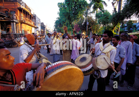 L'Inde Uttar Pradesh Varanasi 24 h le corps de la personne morte est portée en procession à la crémation ghat souvent pendant la procession des gens jouer de la batterie et de danse autour de la raison, c'est qu'ils croient que si la personne a fait de bonnes actions dans sa vie et a atteint un âge élevé puis son âme nous ll se réincarner à un niveau supérieur dans la vie suivante Banque D'Images