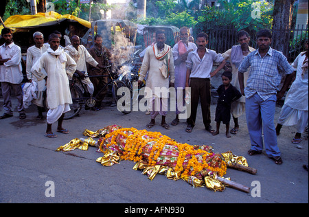 L'Inde Uttar Pradesh Varanasi 24 h le corps de la personne morte est portée en procession à la crémation ghat Banque D'Images