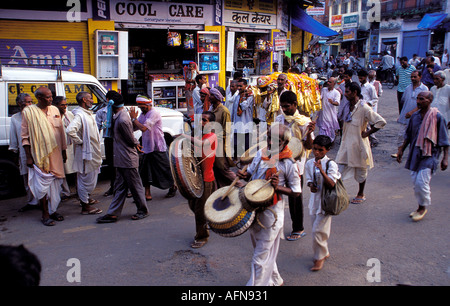 L'Inde Uttar Pradesh Varanasi 24 h le corps de la personne morte est portée en procession à la crémation ghat souvent pendant la procession des gens jouer de la batterie et de danse autour de la raison, c'est qu'ils croient que si la personne a fait de bonnes actions dans sa vie et a atteint un âge élevé puis son âme nous ll se réincarner à un niveau supérieur dans la vie suivante Banque D'Images