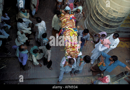 L'Inde Uttar Pradesh Varanasi 24 h le corps de la personne morte est portée en procession à la crémation ghat souvent pendant la procession des gens jouer de la batterie et de danse autour de la raison, c'est qu'ils croient que si la personne a fait de bonnes actions dans sa vie et a atteint un âge élevé puis son âme nous ll se réincarner à un niveau supérieur dans la vie suivante Banque D'Images