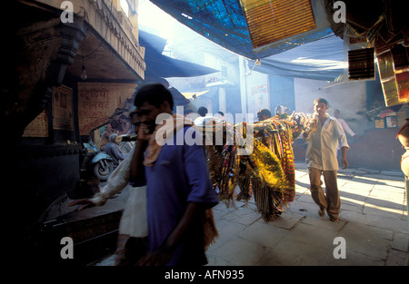 L'Inde Uttar Pradesh Varanasi 24 h le corps de la personne morte est portée en procession à la crémation ghat souvent pendant la procession des gens jouer de la batterie et de danse autour de la raison, c'est qu'ils croient que si la personne a fait de bonnes actions dans sa vie et a atteint un âge élevé puis son âme nous ll se réincarner à un niveau supérieur dans la vie suivante Banque D'Images