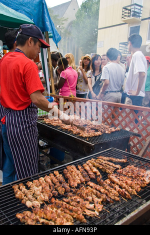 Barbecueing les brochettes de poulet au carnaval de Notting Hill Londres Banque D'Images