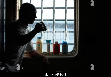 Silhouette d'un prisonnier à bord de la prison HMP Weare navire au port de Portland, dans le Dorset UK Grande-Bretagne Banque D'Images