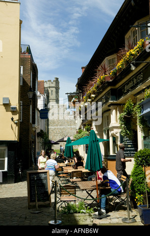 Les gens assis dehors le Carpenters Arms pub Windsor Berkshire Angleterre Windsor Castle en arrière-plan Banque D'Images