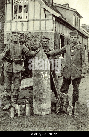 Événements, première Guerre mondiale / première Guerre mondiale, front occidental, France, soldats allemands avec coquille française de 38,5 cm, carte postale, vers 1916, Banque D'Images