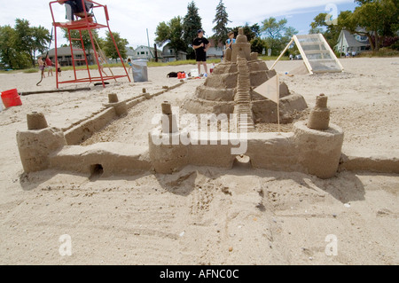 Les gens à construire des châteaux de sable sur la plage à Port Huron au Michigan Banque D'Images