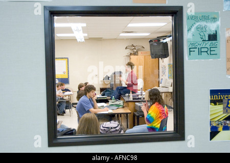 Sourds handicapés élève utilise la langue des signes pour communiquer dans une salle de classe de l'école secondaire Banque D'Images