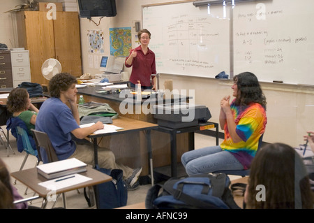 Des étudiants sourds handicapés utilise la langue des signes pour communiquer dans une salle de classe Banque D'Images