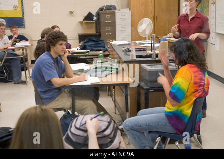 Des étudiants sourds handicapés utilise la langue des signes pour communiquer dans une salle de classe Banque D'Images