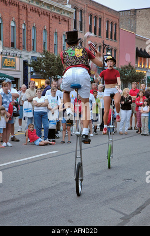 Les jongleurs sur monocycles divertir les foules lors d'un festival à Port Huron au Michigan Banque D'Images