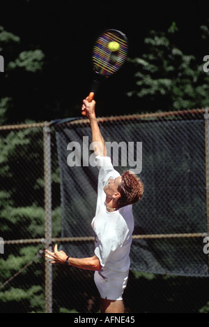 Les jeunes adultes de sexe masculin joue au tennis tournament Banque D'Images