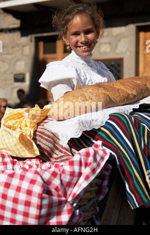 Jeune fille à cheval sur un âne, Fiesta del Pino 2007, Teror, Gran Canaria, Îles Canaries, Espagne, Europe. Banque D'Images