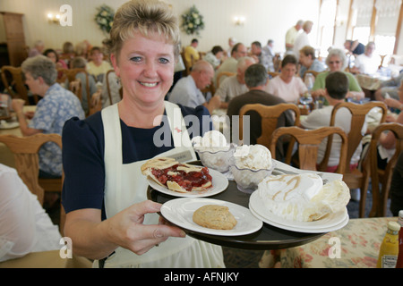 Indiana, LaGrange County, Shipshewana, The Blue Gate Restaurant & Bakery, cuisine amish, serveur de serveuse intérieur employé, dessert, tarte, glace, IN070829071 Banque D'Images