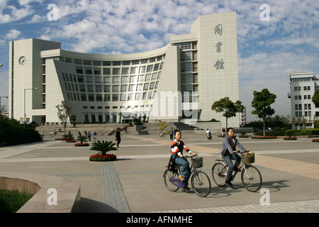 Shanghai Chine Shanghai University Campus vient de s'achever les élèves utilisent des vélos pour se déplacer dans le campus Banque D'Images