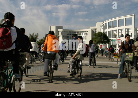 Shanghai Chine Shanghai University Campus vient de s'achever les élèves utilisent des vélos pour se déplacer dans le campus Banque D'Images