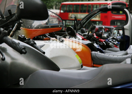 Motos garées dans le centre de Londres Banque D'Images