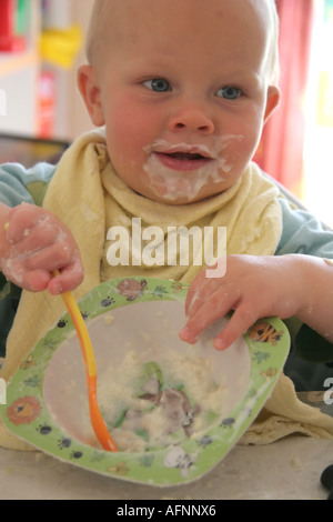 Baby Boy in food mess Banque D'Images