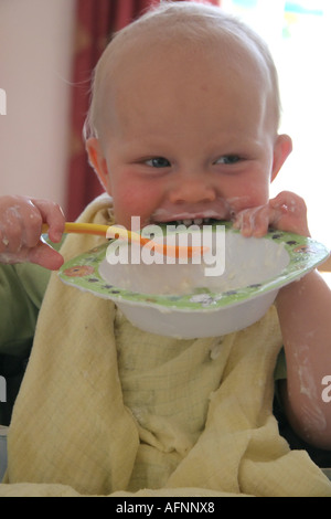 Baby Boy in food mess Banque D'Images