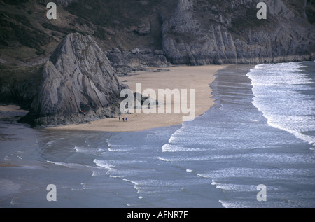 Nicholaston Oxwich Bay près de trois rochers de personnes dans le domaine de pratique de l'escalade Banque D'Images