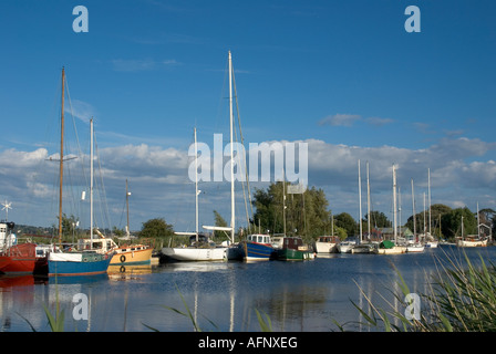 Bateaux amarrés à doubles écluses du canal d'Exeter Banque D'Images