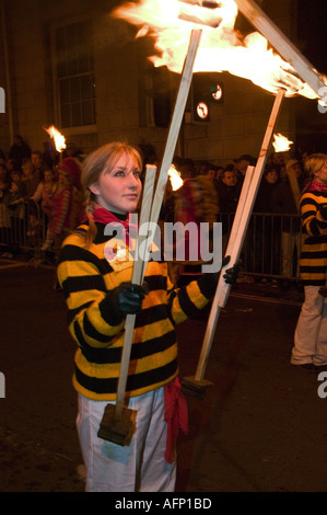 Une jeune femme attend le maréchal de torche de distribuer des torches frais durant les célébrations de Lewes Bonfire Banque D'Images