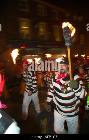 Des membres de la société de feu Cliffe habillés comme des passeurs défilant au cours de célébrations. Feu de Lewes Banque D'Images