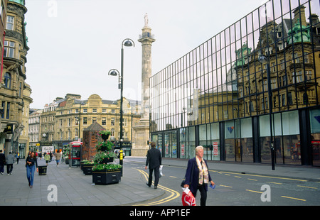 Le centre-ville de Newcastle Upon Tyne, Angleterre, Tyneside. Blackett St. montrant le centre commercial Eldon Square et Monument gris. Banque D'Images
