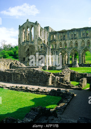 Ruines de l'abbaye de Rievaulx dans le North York Moors National Park, North Yorkshire, Angleterre. Fondée par les Cisterciens en 1132. Banque D'Images