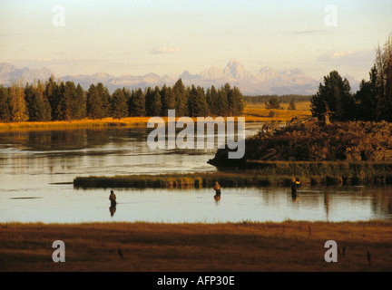 New York célèbre Henrys Fork de la Snake River, les pêcheurs à la mouche La pêche avec Teton Mountains en arrière-plan Banque D'Images