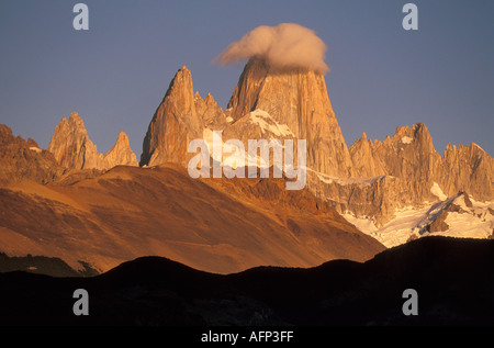 Argentine Patagonie début de la lumière du matin sur le Mont Fitz Roy nuage planant au-dessus de Peak Banque D'Images