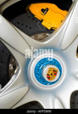 Close-up de la partie centrale d'une Porsche Carrera GT supercar alloy wheel Banque D'Images