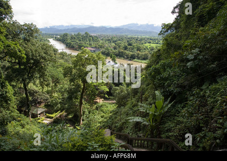 La rivière Nam Song et la vallée de mesures pour la grotte de Tham Jang près de Vang Vieng Laos Banque D'Images