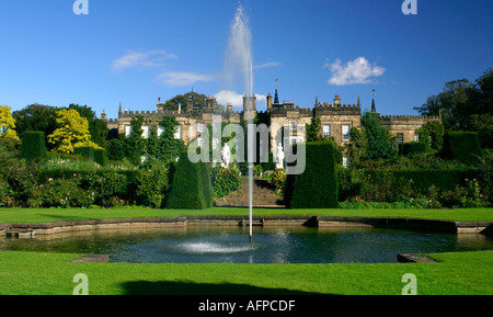 Renishaw Hall près de Sheffield montrant le jardin et la fontaine en face de la maison Banque D'Images