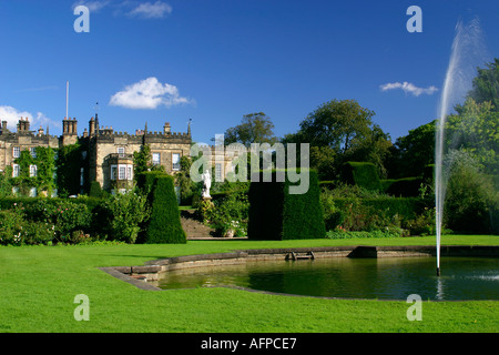 Renishaw Hall près de Sheffield montrant le jardin et la fontaine en face de la maison Banque D'Images