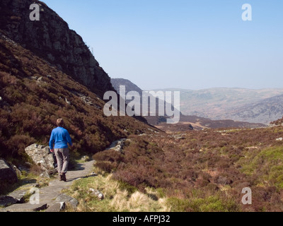 Walker marche sur la piste romaine historique en étapes packhorse mcg Bychan, Parc National de Snowdonia, Gwynedd, au nord du Pays de Galles, Royaume-Uni Banque D'Images