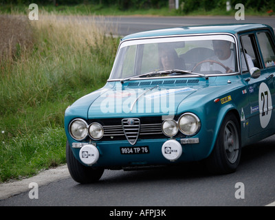 Bleu métal Alfa Romeo giulia concurrentes dans les boucles de loire rallye de voitures classiques 2007 cande sur beuvron france Banque D'Images