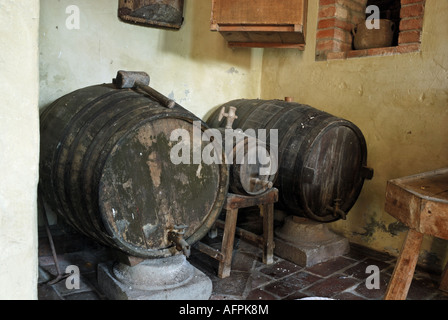 Vieux tonneaux de vin dans une cantina en Italie Banque D'Images