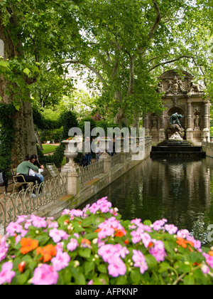 Bassin avec jet d'eau dans le jardin du luxembourg paris france Banque D'Images