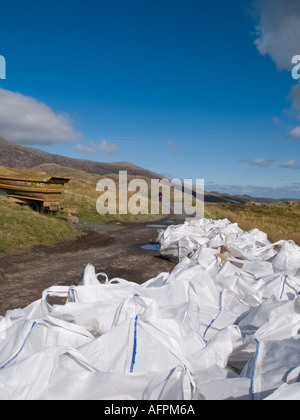 Sacs de pierres précieuses pour la réparation de sentier endommagés et usés sur piste sentier mineurs Pen y Pass Gwynedd au nord du Pays de Galles UK Banque D'Images