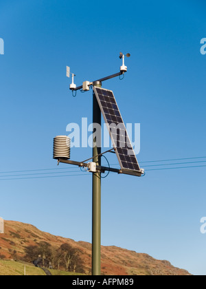 Météo à énergie solaire en bordure de la station de surveillance à Capel Curig, au nord du Pays de Galles, Royaume-Uni, Angleterre Banque D'Images